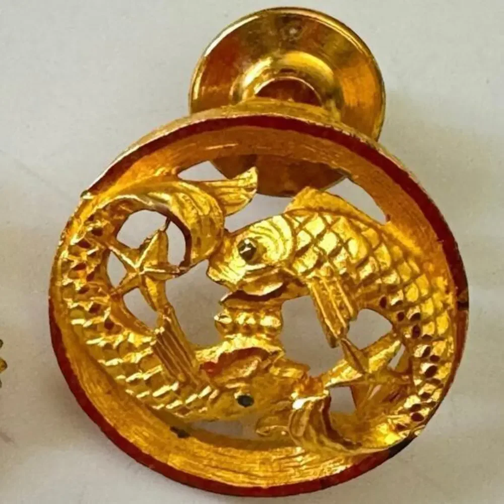 Vintage 1960’s Pisces Zodiac Sign Two Fish In Circle Gold-Tone Lapel Pin 1 inch